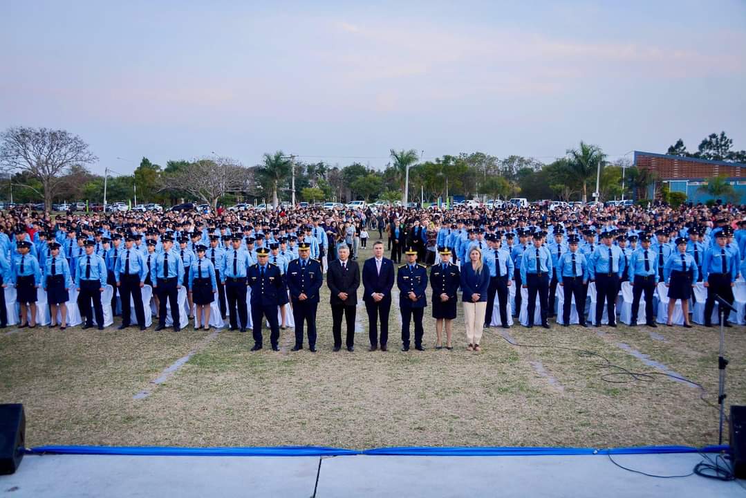 VUELTA DE PÁGINA Y PUESTA EN VALOR DE LA TAREA POLICIAL: EL GOBERNADOR ZDERO TOMÓ JURAMENTO A LOS NUEVOS EGRESADOS DE LA ESCUELA DE POLICÍA DEL CHACO.