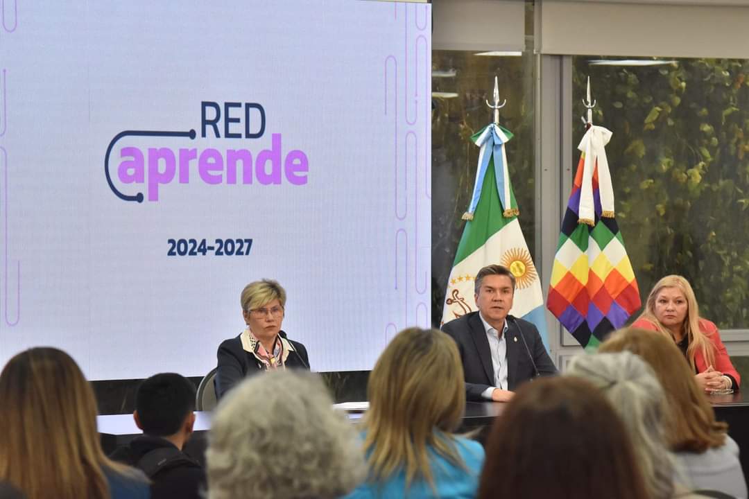 EL GOBERNADOR LANZÓ HOY LA CAPACITACIÓN DOCENTE 2024-2027 Y ENTREGÓ LOS PRIMEROS TÍTULOS DIGITALES A EGRESADOS DE SECUNDARIA