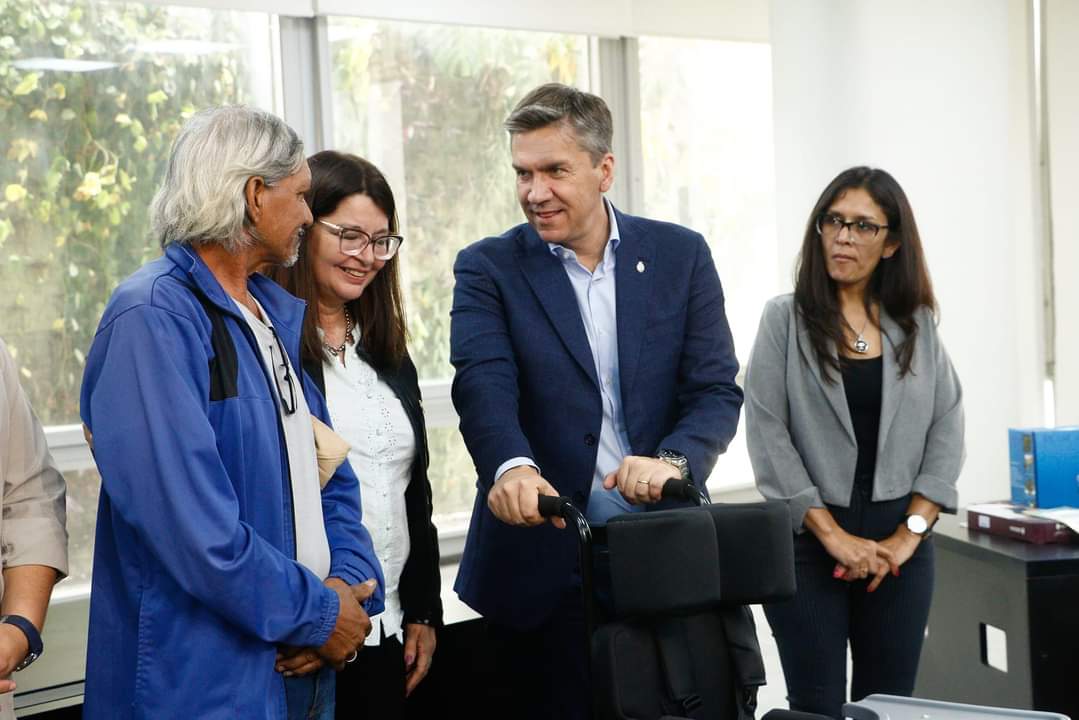 EL GOBIERNO ENTREGÓ EQUIPAMIENTOS A INSTITUCIONES EDUCATIVAS DE CAPACITACIÓN DE OFICIOS Y AYUDAS TÉCNICAS A PERSONAS CON DISCAPACIDAD.