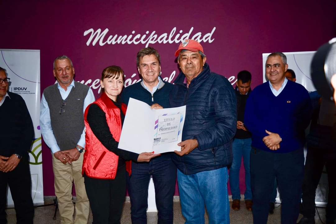 CONCEPCIÓN DEL BERMEJO: EL GOBERNADOR ZDERO ENTREGÓ HOY 30 TÍTULOS DE PROPIEDAD Y ANUNCIÓ OBRAS DE PAVIMENTO Y VIVIENDAS PARA LA COMUNIDAD.