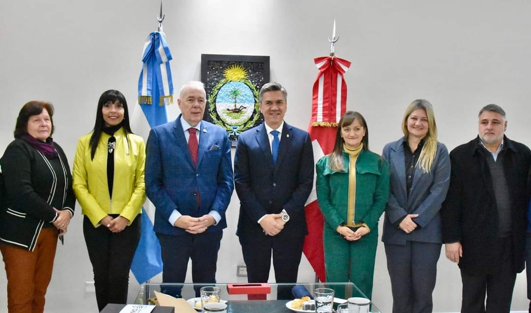 RELACIONES BILATERALES ENTRE CHACO Y SUIZA: EL GOBERNADOR LEANDRO ZDERO RECIBIÓ HOY AL EMBAJADOR HANS RUEDI BORTIS.