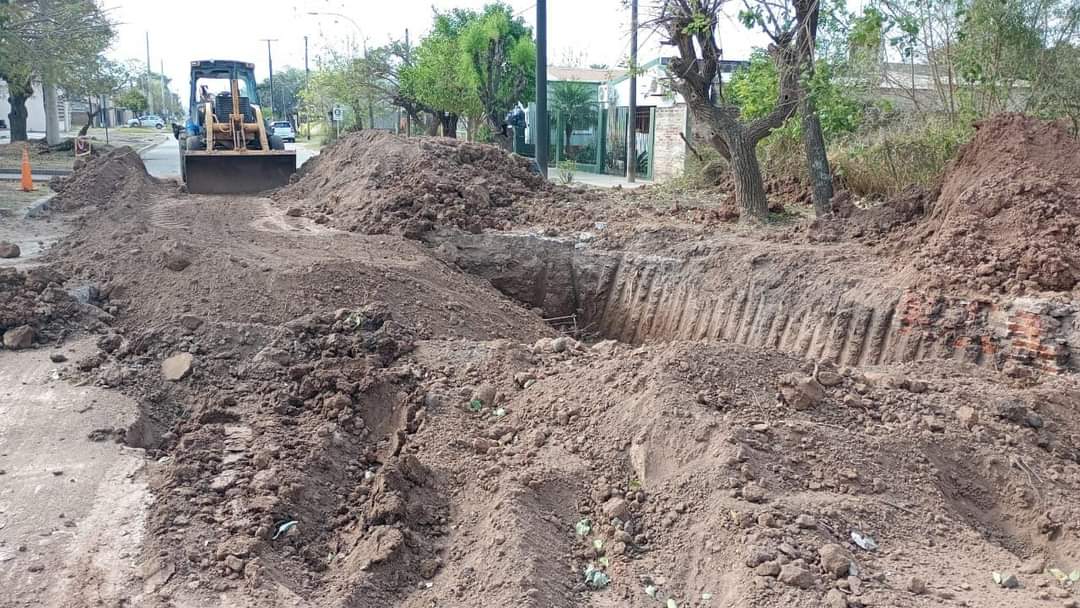 VILLA ÁNGELA: TRAS AÑOS DE ABANDONO, EL GOBIERNO PROVINCIAL REPARÓ CAÑO COLECTOR DE CLOACAS.