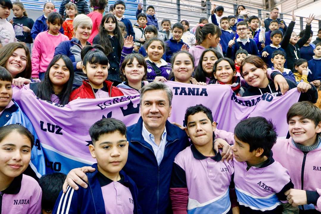 EL GOBERNADOR ZDERO ENTREGÓ ELEMENTOS DEPORTIVOS A LOS 36 CENTROS DE EDUCACIÓN FÍSICA DE LA PROVINCIA.