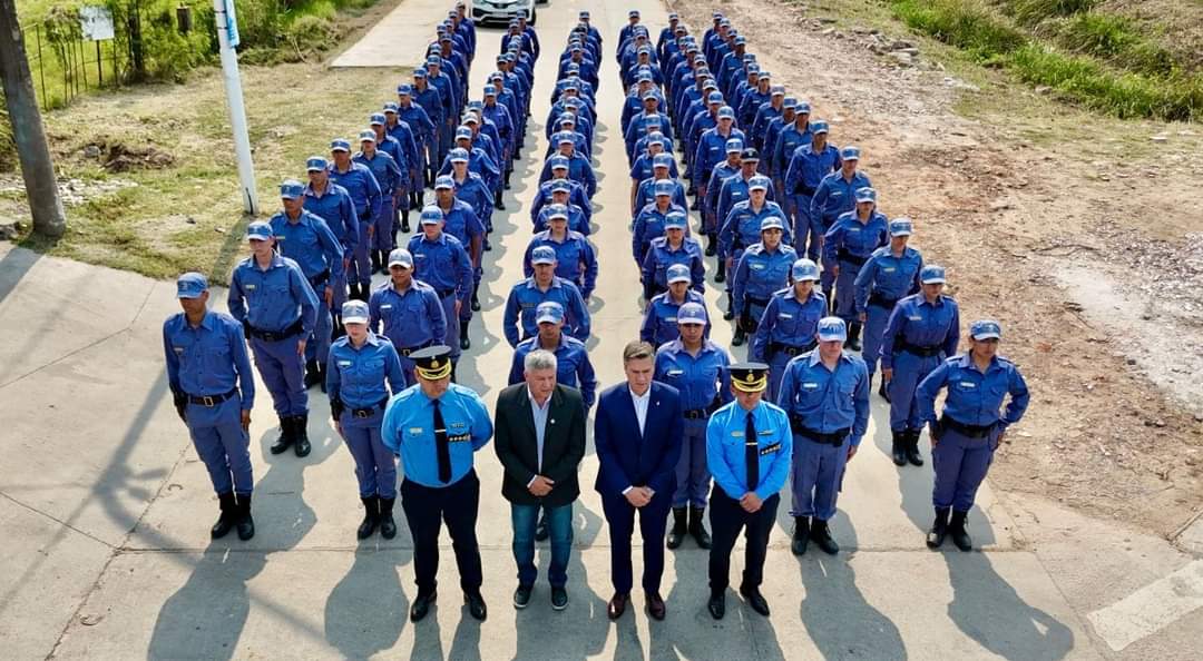 EL GOBERNADOR ENTREGÓ 448 ARMAS REGLAMENTARIAS NUEVAS A LA POLICÍA DEL CHACO.