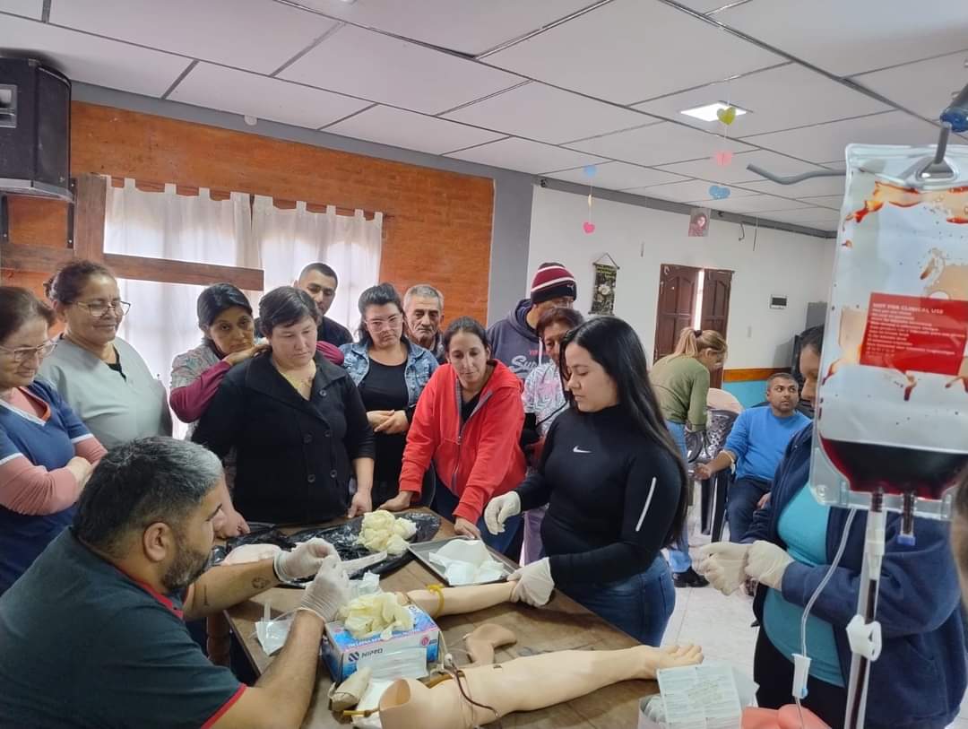 EL SAUZALITO: EL MINISTERIO DE SALUD CAPACITÓ EN ENFERMERÍA.