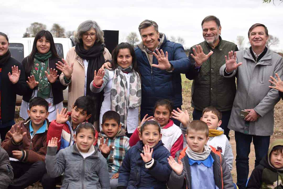 CORZUELA: EL GOBERNADOR ZDERO ENTREGÓ BICICLETAS A ALUMNOS DE LA ESCUELA RURAL 119.  