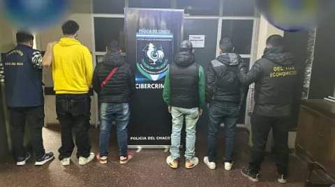 VINIERON A RESISTENCIA A RECLUTAR CAJEROS PARA CASINOS ONLINE, LA POLICÍA LOS ENGAÑO Y TERMINARON PRESOS.