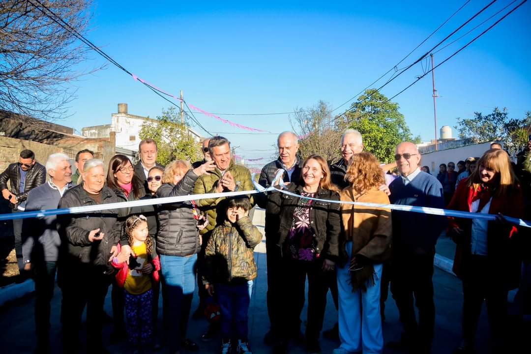 EL GOBERNADOR ZDERO INAUGURÓ NUEVAS CUADRAS DE PAVIMENTO EN El BARRIO SAN MIGUEL DE RESISTENCIA.