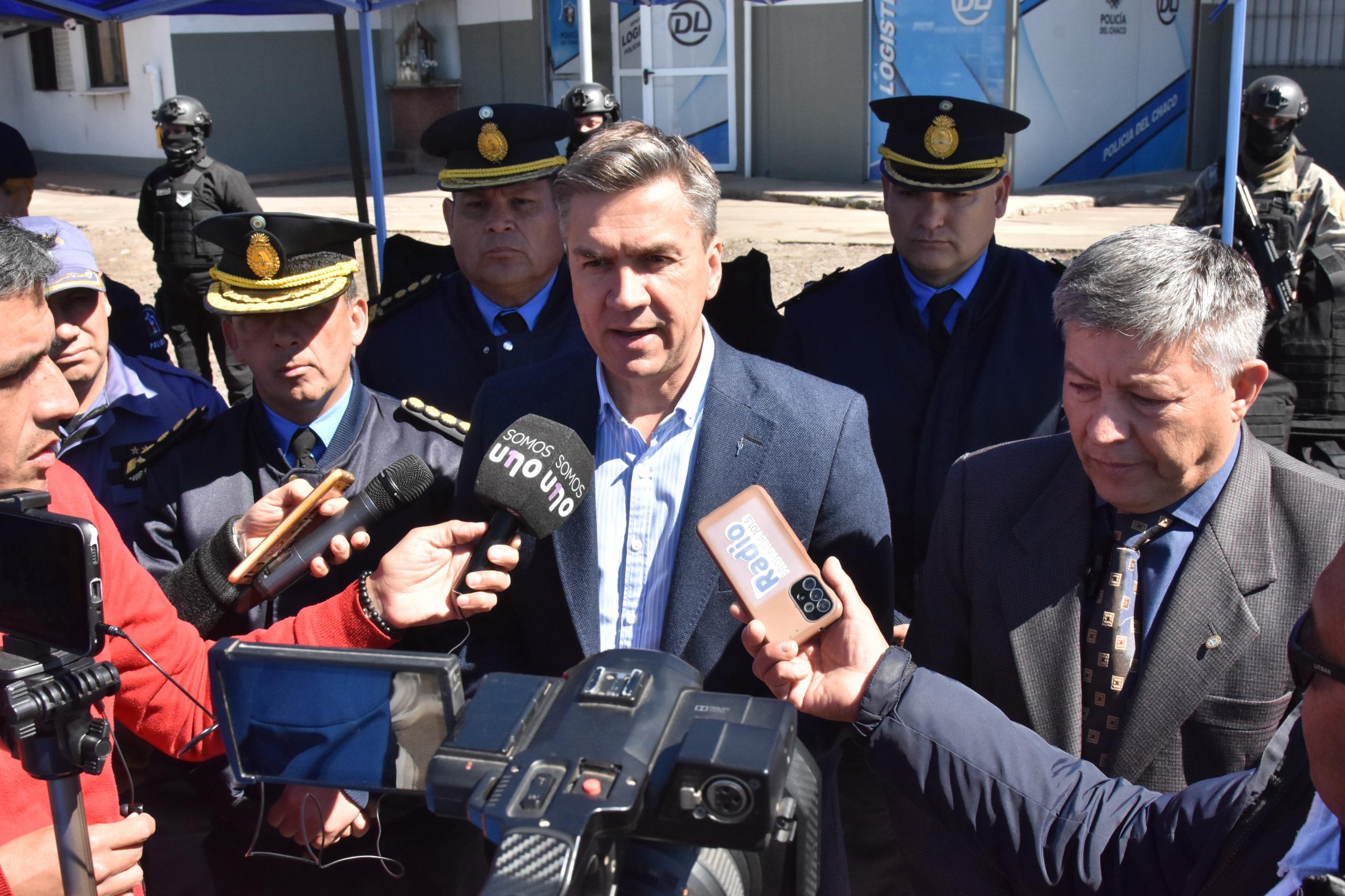 SEGURIDAD: EL GOBERNADOR ZDERO ENTREGÓ 600 CHALECOS ANTIBALAS A LA POLICÍA DEL CHACO.  