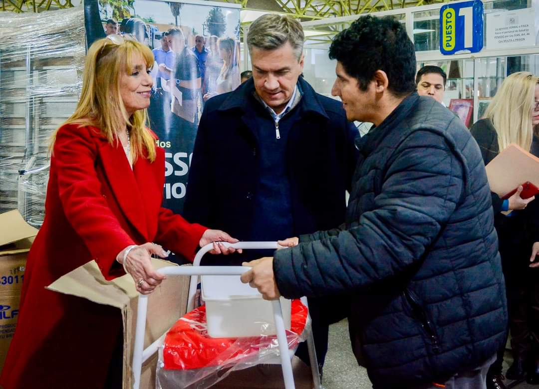EL GOBERNADOR ZDERO ENTREGÓ AYUDAS TÉCNICAS DE PRÓTESIS A AFILIADOS DE INSSSEP.