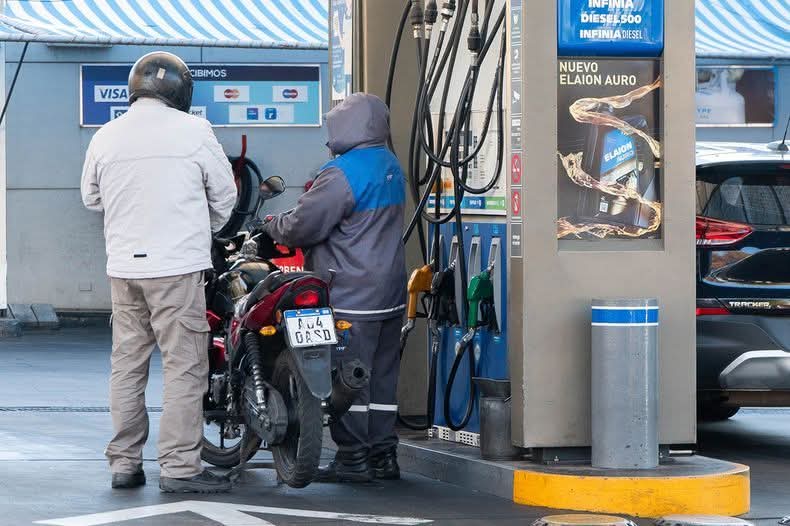 COMBUSTIBLES CON PRECIOS DISPARES EN RESISTENCIA: SUBAS EN AXION Y SHELL, BAJA EN YPF.