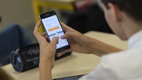 NAIDENOFF HABLÓ DEL PROYECTO PARA LIMITAR EL USO DE CELULARES EN ESCUELAS: 