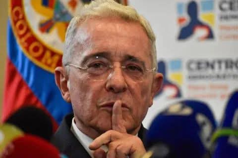 ÁLVARO URIBE FUE CONDENADO A 12 AÑOS DE PRISIÓN DOMICILIARIA POR FRAUDE Y SOBORNO.