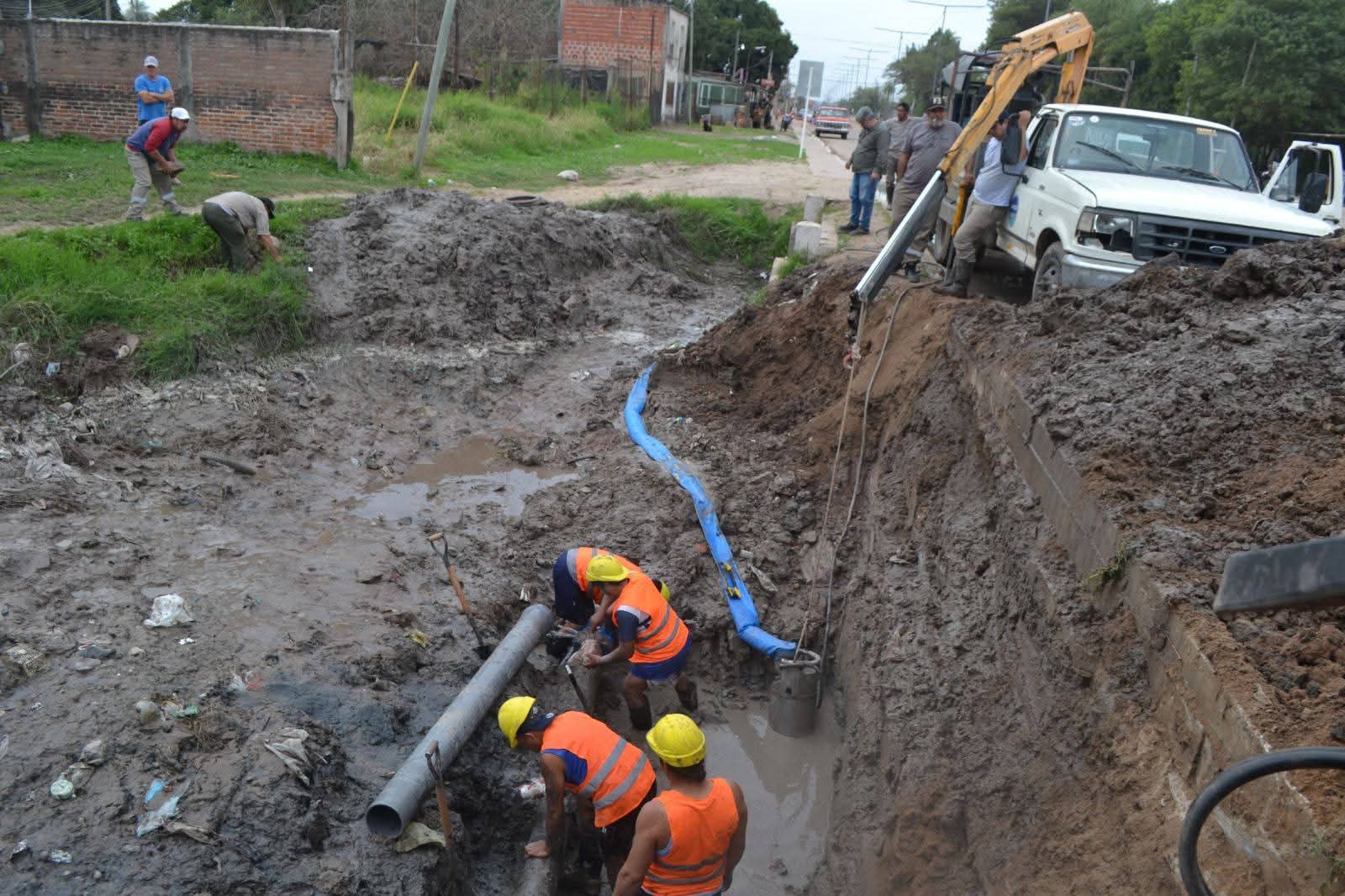 RESISTENCIA: SAMEEP RESTABLECE EL SERVICIO DE AGUA POTABLE EN VILLA LUZURIAGA, TRAS REPARACIÓN DE CAÑERÍA.
