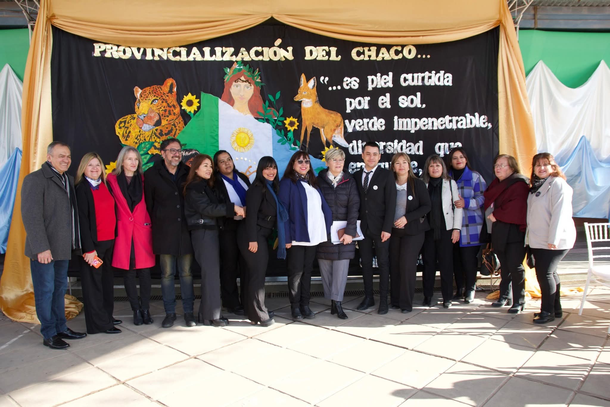 LA MINISTRA NAIDENOFF TOMÓ LA PROMESA DE LEALTAD A LA BANDERA A 140 ESTUDIANTES DE LA EEP Nº 972 EN EL DÍA DE LA PROVINCIALIZACIÓN DEL CHACO.  