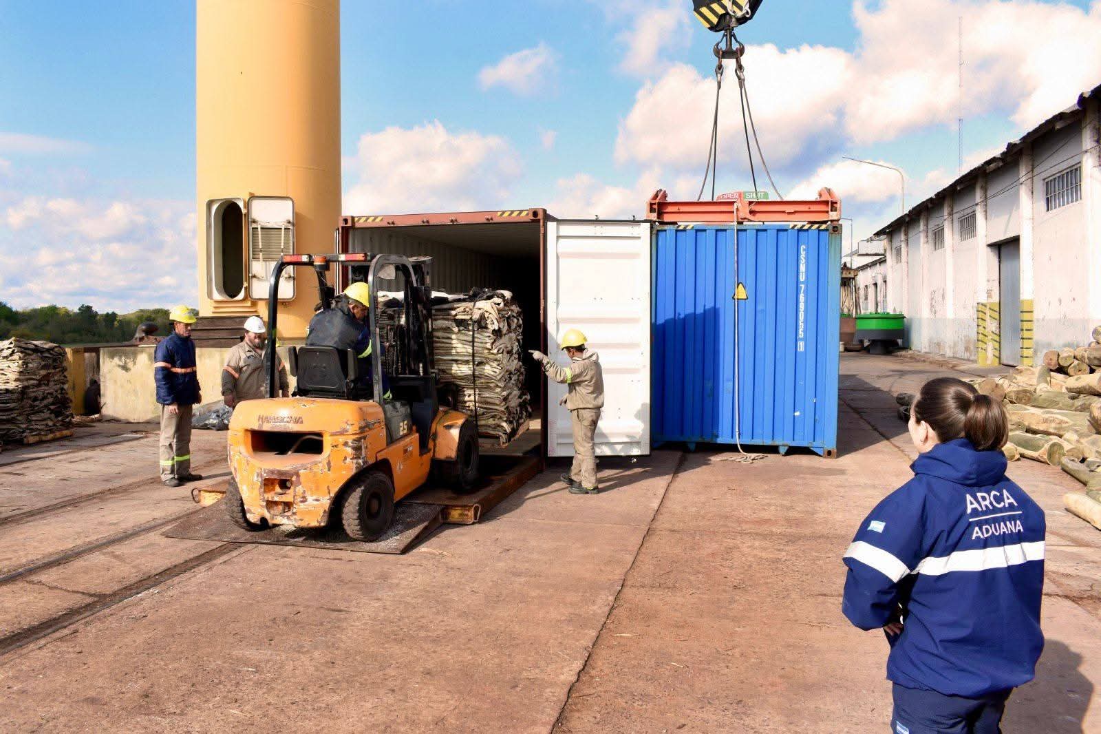 PUERTO DE BARRANQUERAS: EL GOBERNADOR CONSTATÓ LA HISTÓRICA EXPORTACIÓN DE 50 CONTENEDORES DE CUERO SALADO A CHINA.