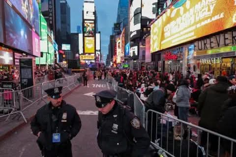 UN ADOLESCENTE ABRIÓ FUEGO EN TIMES SQUARE Y DEJÓ AL MENOS TRES HERIDOS.