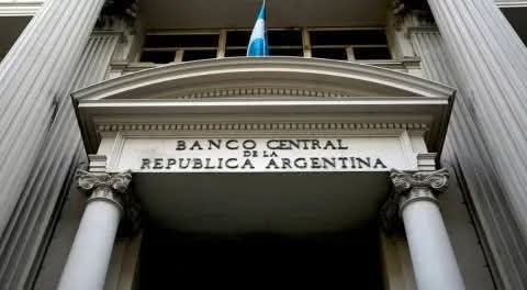 BANCARIOS ACORDARON UN AUMENTO Y EL SUELDO INICIAL LLEGARÁ A CASI $ 2 MILLONES.