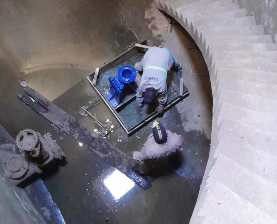 SÁENZ PEÑA: SAMEEP ACONDICIONA POZO CLOACAL PARA LA INSTALACIÓN DE NUEVAS BOMBAS QUE ALIVIARÁN EL SISTEMA EN LA ZONA.