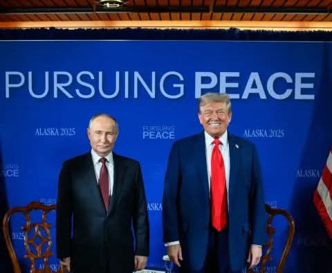 TRUMP Y PUTIN AFIRMARON QUE BUSCARÁN UN ACUERDO POR LA PAZ DE UCRANIA.