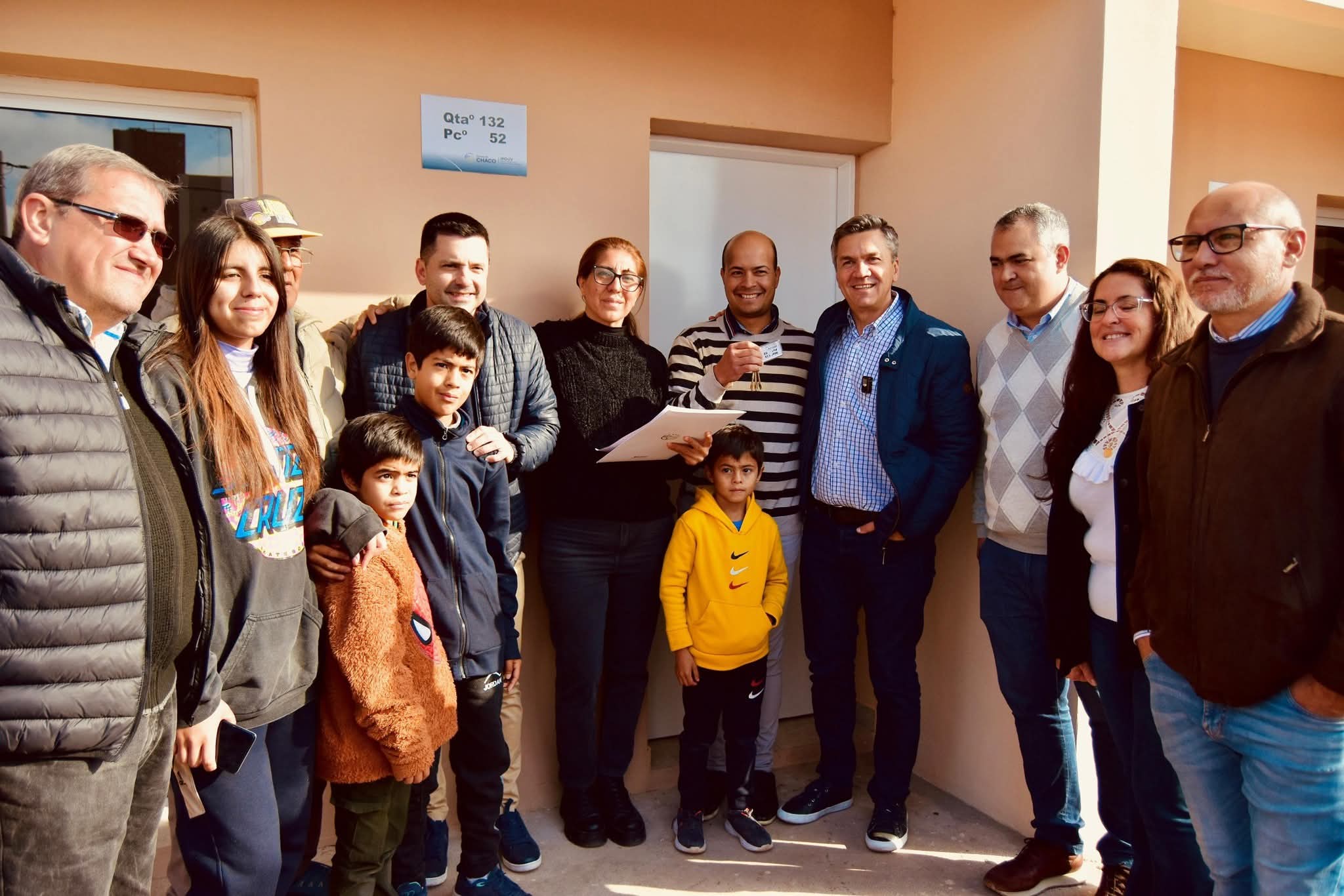 MÁS FAMILIAS CHAQUEÑAS CUMPLEN EL SUEÑO DE LA CASA PROPIA: EL GOBERNADOR ZDERO ENTREGÓ VIVIENDAS EN EL BARRIO SANTA RITA DE SÁENZ PEÑA.