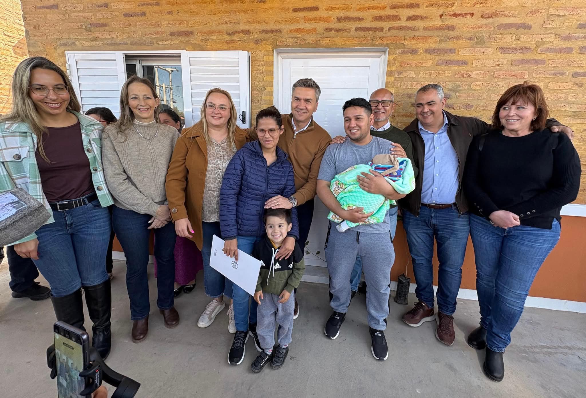 PAMPA DEL INFIERNO: EL GOBERNADOR ZDERO ENTREGÓ VIVIENDAS DEL PROGRAMA PROVINCIAL ÑACHEC.