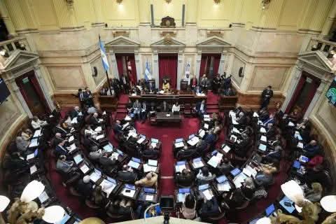 EL SENADO RECHAZÓ CINCO DECRETOS DE MILEI QUE DESREGULABAN ORGANISMOS PÚBLICOS..