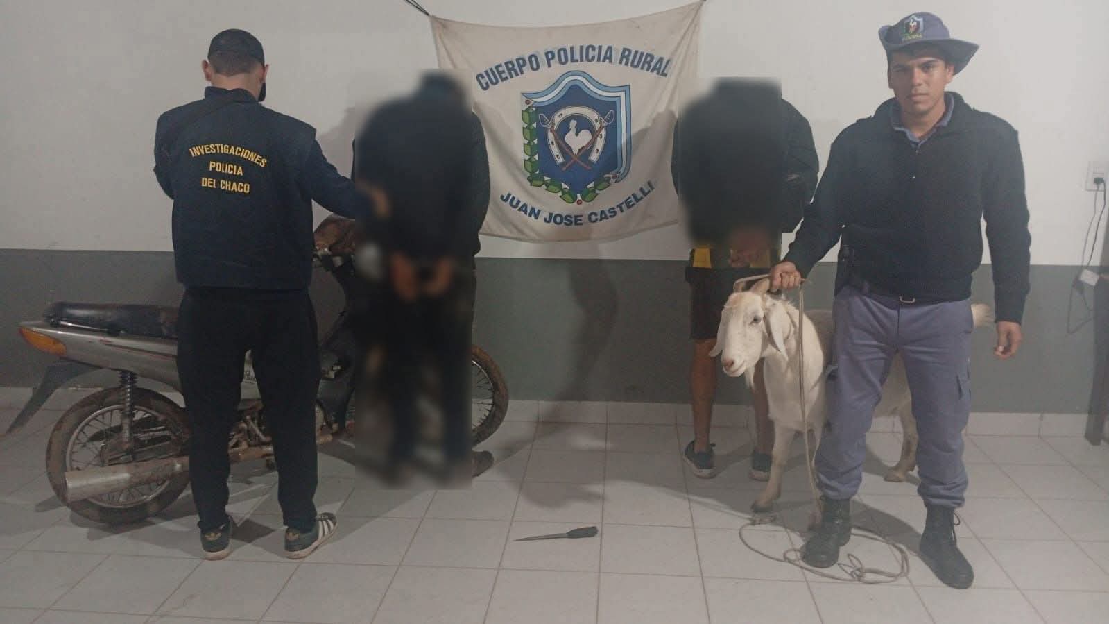 J.J CASTELLI: DETIENEN A DOS SUJETOS LLEVANDO UN CHIVO ROBADO EN UNA MOTO