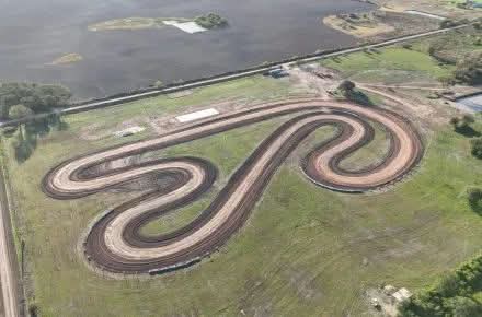 SÁENZ PEÑA INAUGURA SU KARSÓDROMO CON MÁS DE 140 PILOTOS EN PISTA.