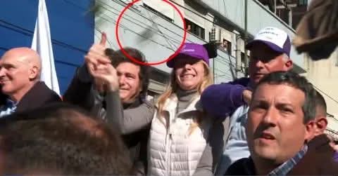 EL VEHÍCULO QUE TRASLADABA AL PRESIDENTE FUE ATACADO CUANDO INGRESABA A LA CIUDAD. 