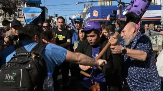 LA POLICÍA APREHENDIÓ A DOS PERSONAS POR LOS INCIDENTES CONTRA EL PRESIDENTE:  UNO PERTENECE A UNA AGRUPACIÓN PIQUETERA.