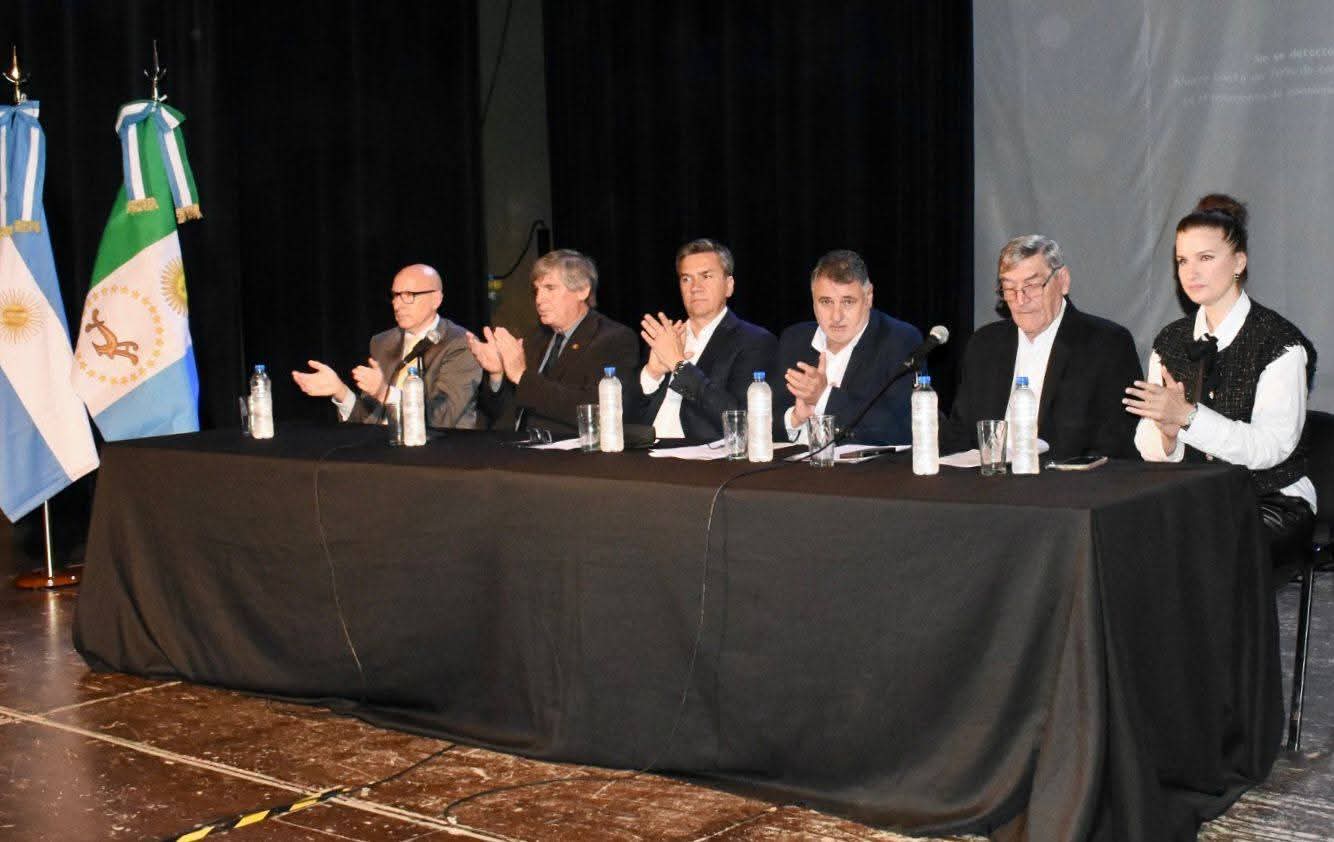 MODERNIZACIÓN CATASTRAL: EL GOBERNADOR ZDERO ENCABEZÓ CAPACITACIÓN Y HOMENAJE AL AGRIMENSOR CARLOS DIEZ.