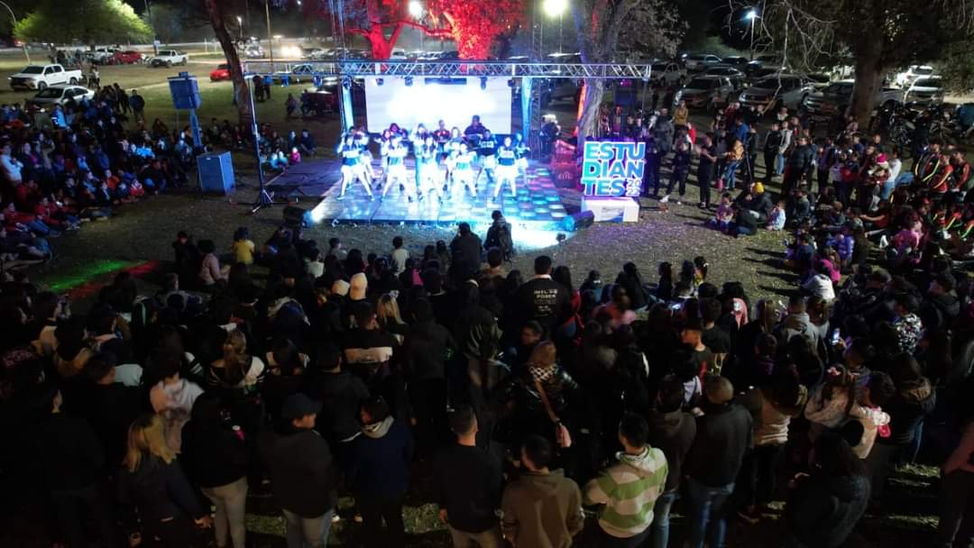 LAS PROMOS Y LAS PRE-PROMOS DE LA LOCALIDAD TUVIERON SU FIESTA DE PRESENTACIÓN DE REMERAS.