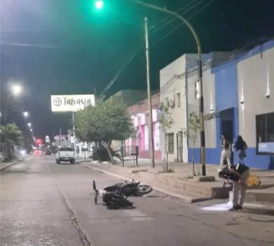 GRAVE ACCIDENTE ENTRE DOS MOTOS EN PLENO CENTRO DE LA CIUDAD J J CASTELLI. 