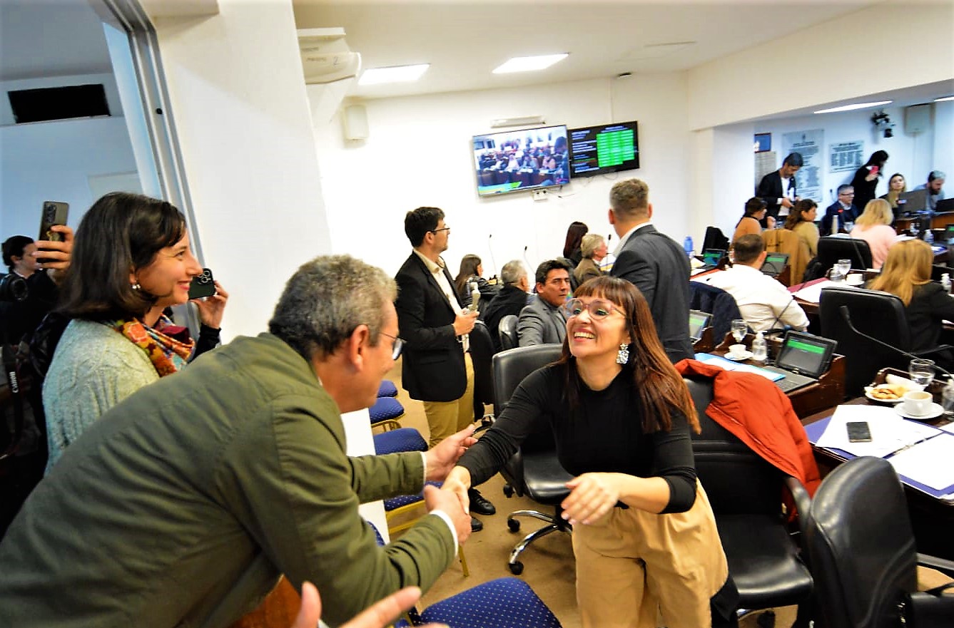 EL GOBIERNO CELEBRA LAS SANCIONES DE LAS LEYES DEL PROGRAMA DE ESTABILIDAD Y GARANTÍAS LABORALES PARA DOCENTES.