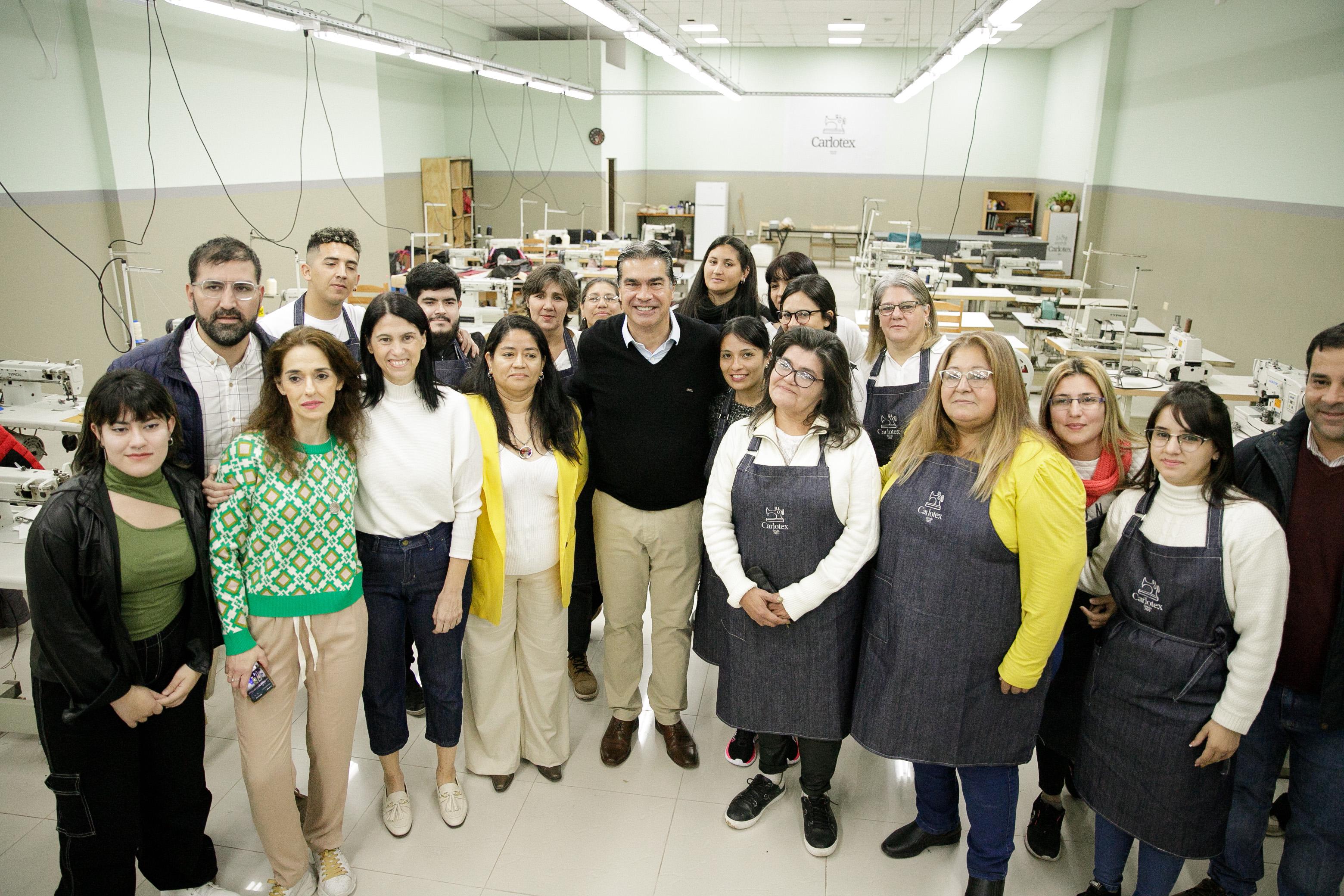 MÁS FUERZA PARA LAS PYMES: EL GOBERNADOR PUSO EN MARCHA EL TALLER TEXTIL CARLOTEX.