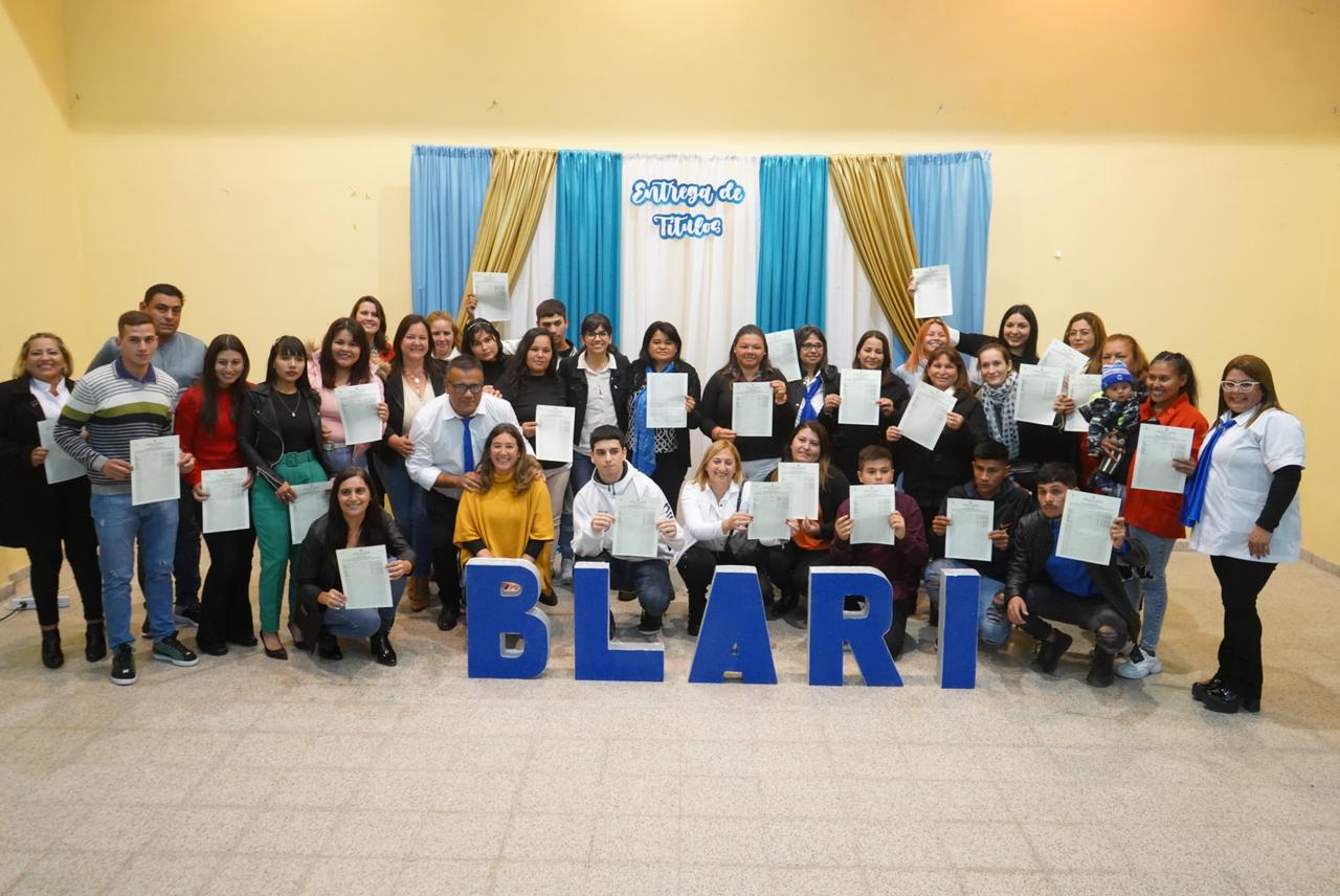 EL GOBIERNO ENTREGÓ TÍTULOS A ESTUDIANTES JÓVENES Y ADULTOS DE UNA ESCUELA RURAL DE TRES ISLETAS