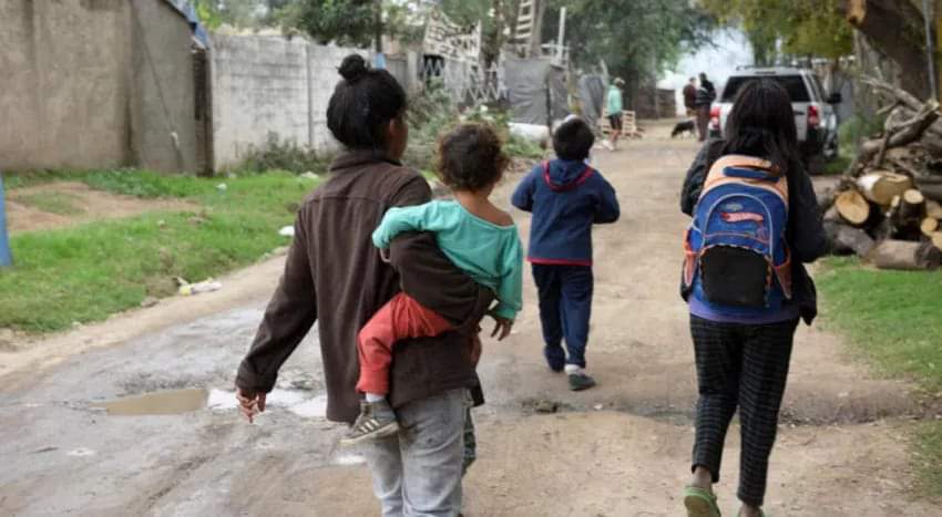 EN ARGENTINA HAY CASI 2 MILLONES DE NUEVOS POBRES RESPECTO A 2022: LA POBREZA PASÓ DEL 36,5% AL 40,1%. 