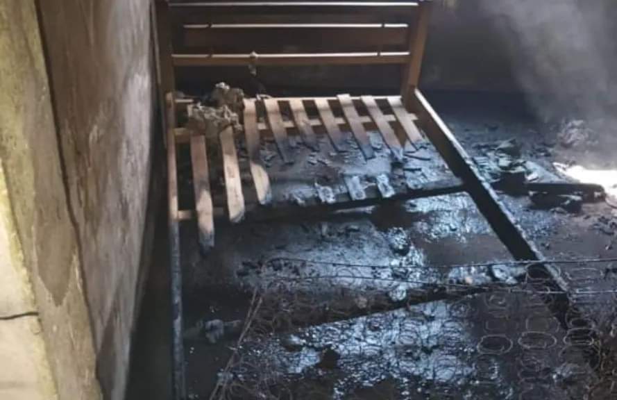 J J CASTELLI: UN HOMBRE SUFRIÓ GRAVES QUEMADURAS TRAS HABER SIDO ROCIADO CON COMBUSTIBLE Y PRENDIDO FUEGO POR UNA MUJER . 