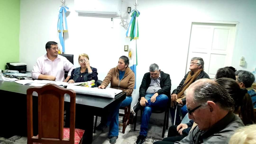 EL INTENDENTE MUNICIPAL RAFAEL FRÍAS Y MIEMBROS DE FUERZA CRIOLLA MANTUVIERON UNA REUNIÓN EN EL MUNICIPIO LOCAL. 