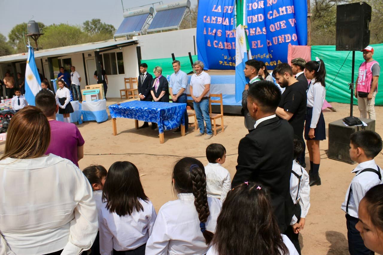TACO POZO: EL GOBERNADOR ZDERO ACOMPAÑÓ “UNA ESCUELA DIFERENTE”, UN PROYECTO EDUCATIVO INNOVADOR, EN EL PARAJE OJO DE AGUA