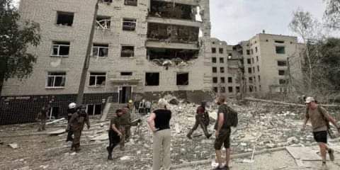 BOMBARDEO RUSO CONTRA UN CENTRO EDUCATIVO Y UN HOSPITAL EN UCRANIA DEJÓ 41 MUERTOS Y 180 HERIDOS.