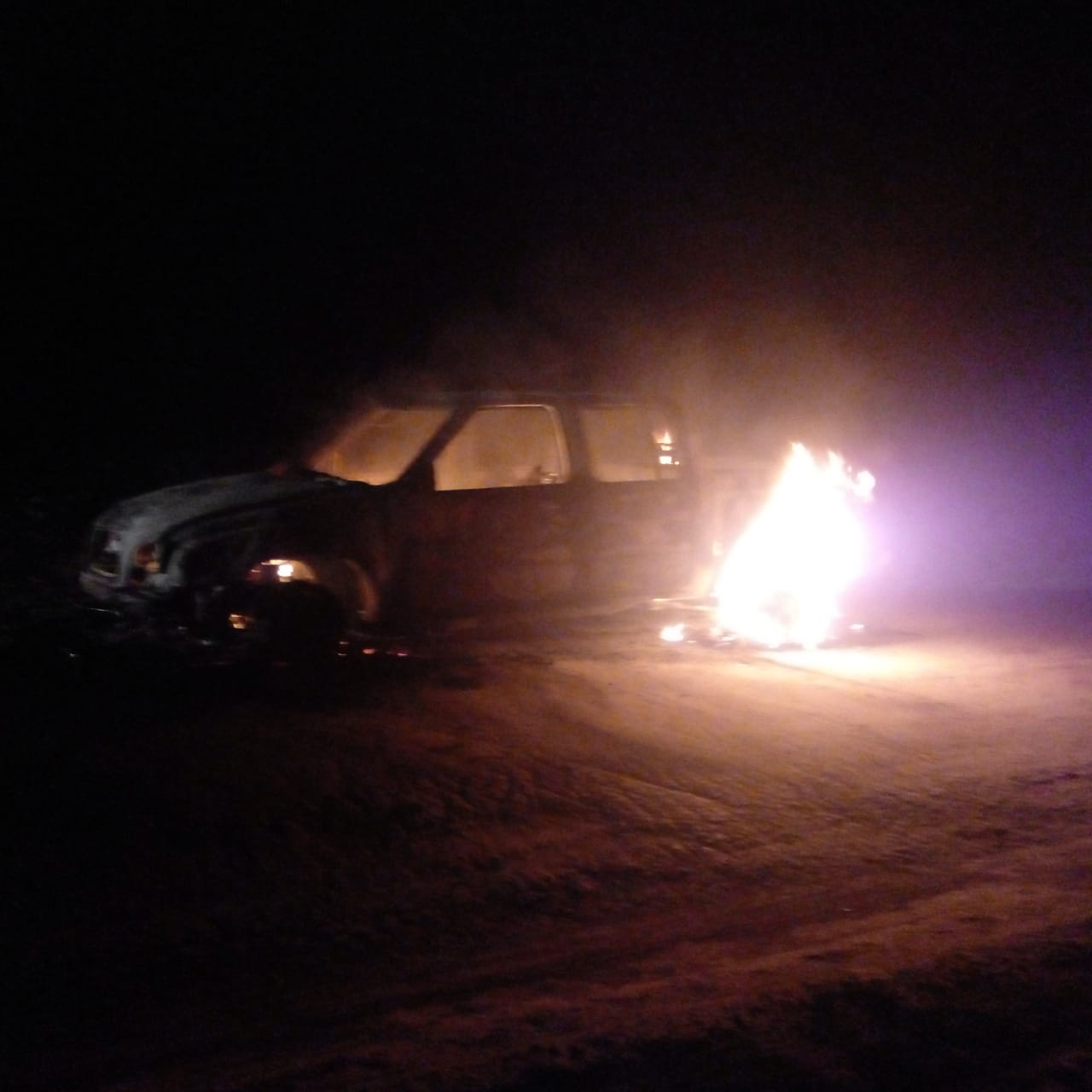 SE QUEMÓ POR COMPLETO LA CAMIONETA CHEVROLET S10 PERTENECIENTE AL CIC DE MIRAFLORES, CUANDO COMENZÓ A INCENDIARSE EN EL SECTOR DEL MOTOR. 