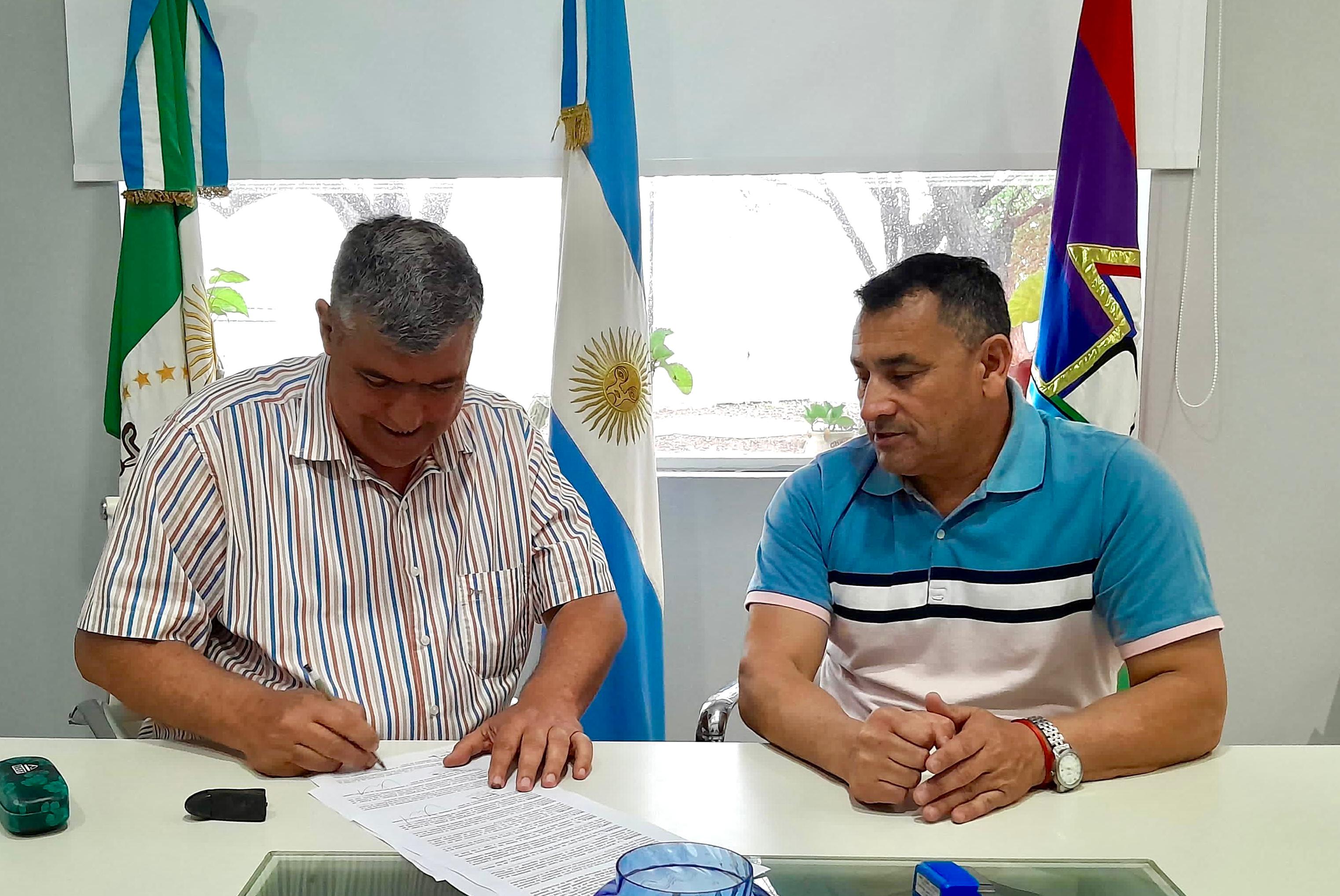 EL INSTITUTO DEL DEPORTE CHAQUEÑO FIRMÓ CONVENIO CON EL MUNICIPIO DE LA ISLA DEL CERRITO 