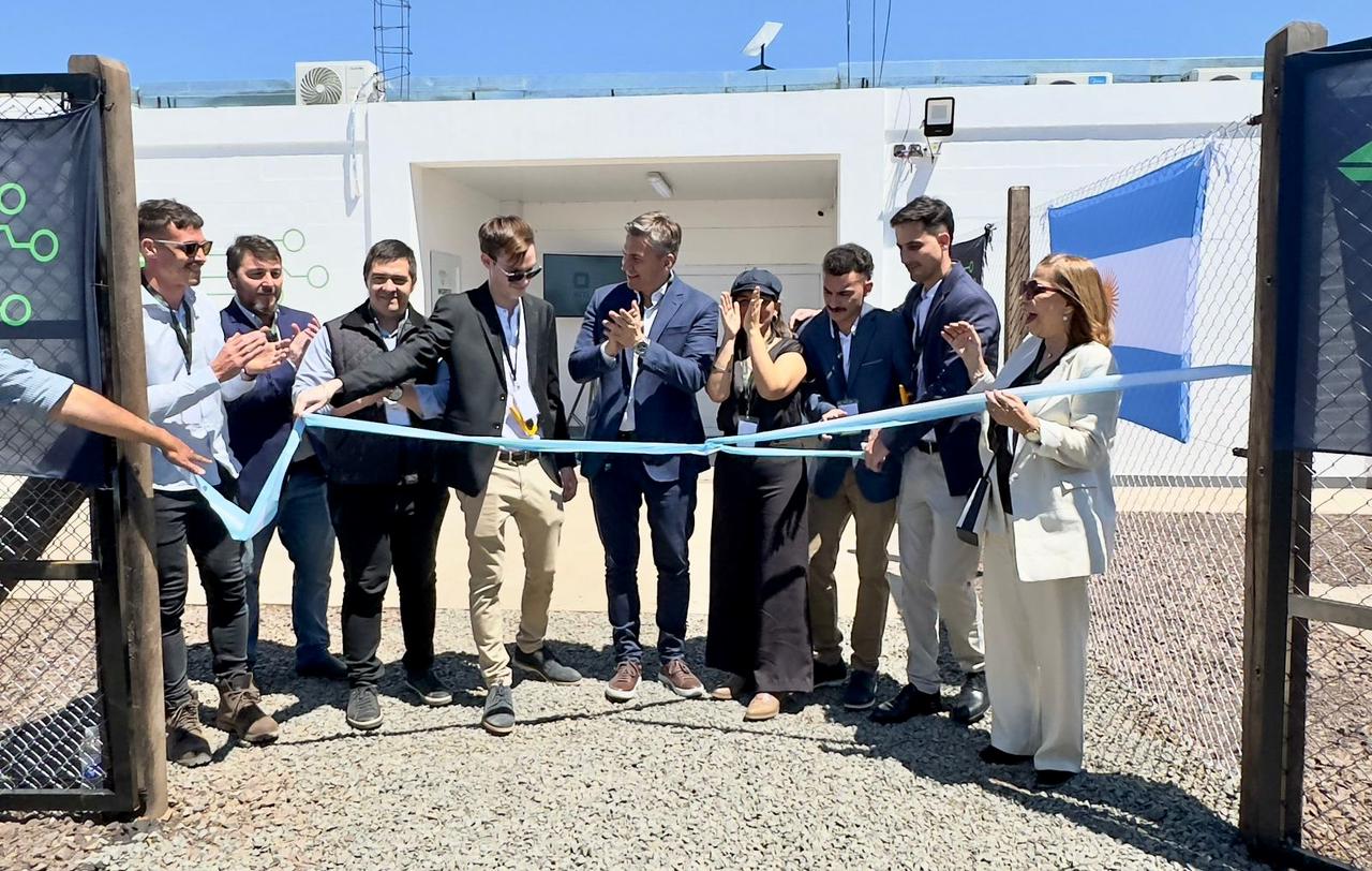APOYO A EMPRENDEDORES CHAQUEÑOS: EL GOBERNADOR ZDERO ACOMPAÑÓ LA INAUGURACIÓN DE LA FÁBRICA DE CANNABIS MEDICINAL 100%.