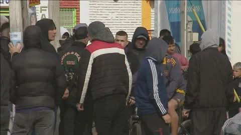 ENCAPUCHADOS APARECIERON EN MORENO ANTES DEL ACTO DE CIERRE DE CAMPAÑA DE MILEI. 