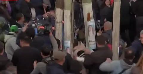 GRAVES INCIDENTES DE MANIFESTANTES EN MORENO, HORAS ANTES DEL ACTO DE MILEI.