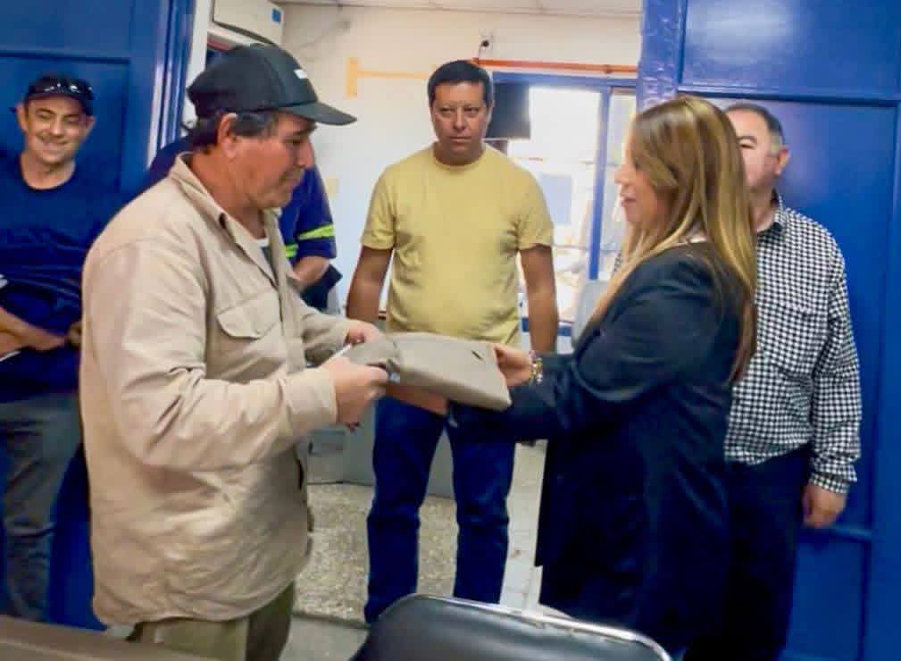 SE ENTREGÓ NUEVA INDUMENTARIA A AGENTES DE LA SUBSECRETARÍA DE TRANSPORTE Y DE LA DELEGACIÓN DE SÁENZ PEÑA.