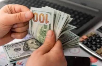 EL DÓLAR OFICIAL CERRÓ EN $ 1.440 PARA LA VENTA . 