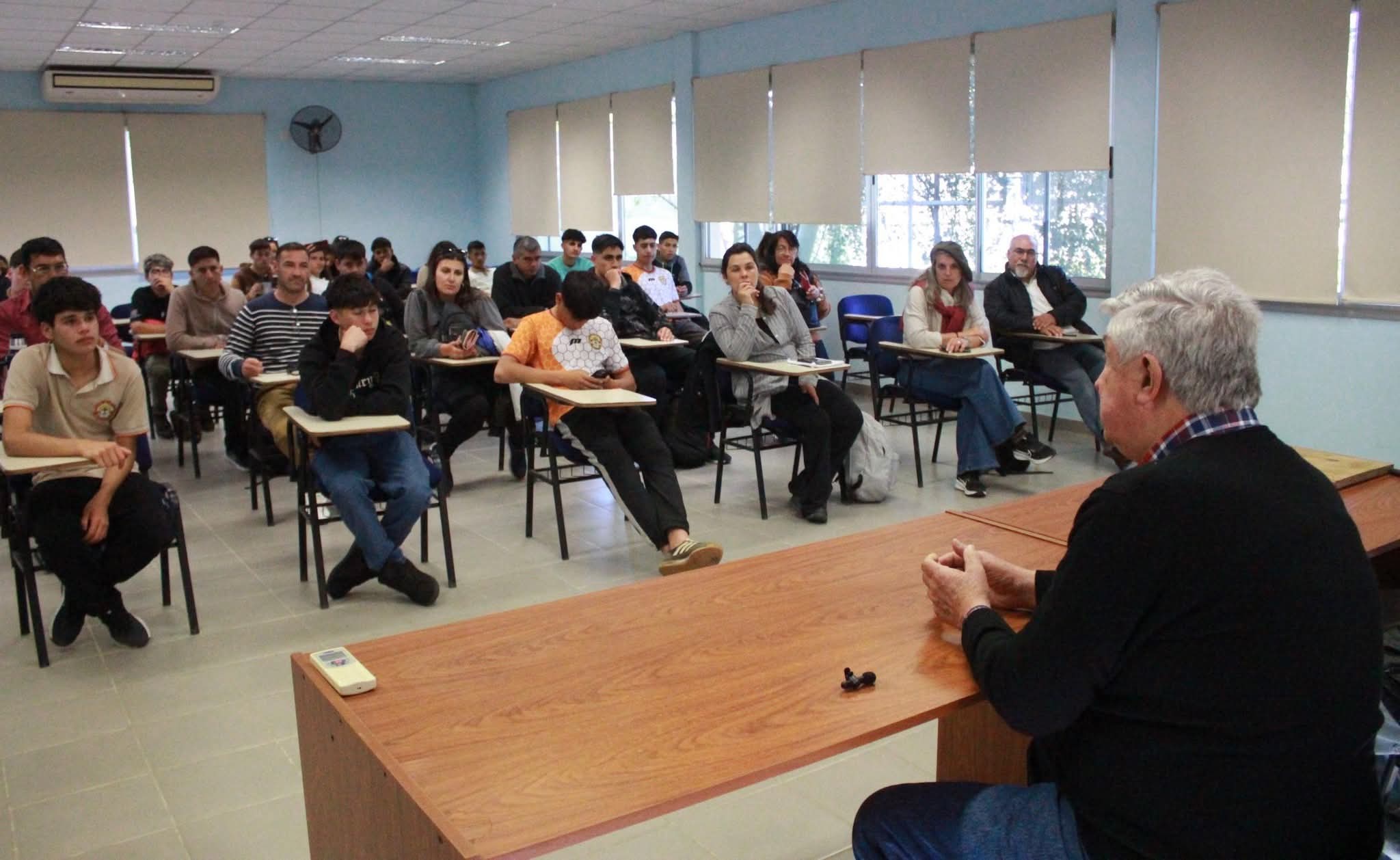 ESTUDIANTES AGROTÉCNICOS DE ENTRE RÍOS TOMAN COMO EJEMPLO EL SECTOR PRODUCTIVO DE CHACO, PARA FORTALECER SU REGIÓN.